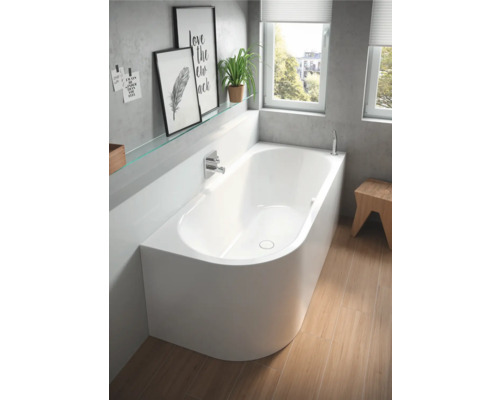 Badezimmer mit Badewanne, Armatur, Fenster und Dekorationen