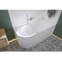 Modernes Badezimmer mit Badewanne, Armatur und gemusterten Fliesen