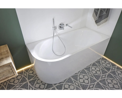 Modernes Badezimmer mit Badewanne, Armatur und gemusterten Fliesen