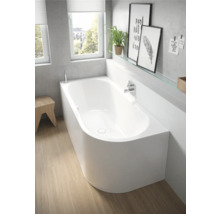 Badezimmer mit weißer Badewanne und Holzfußboden