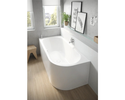 Badezimmer mit weißer Badewanne und Holzfußboden
