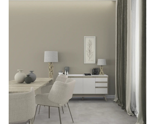 Esszimmer mit Esstisch, Stühlen, Sideboard, Lampen und Dekoration