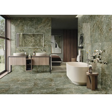 Badezimmer mit grünen Marmorfliesen, Badewanne, Waschtisch und Spiegel für eine stilvolle Einrichtung.