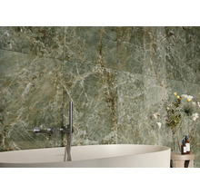 Badezimmer mit Badewanne, Armatur und Wandfliesen in Marmoroptik