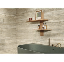 Badezimmer mit Badewanne, Wandregal und Wandfliesen in Marmoroptik