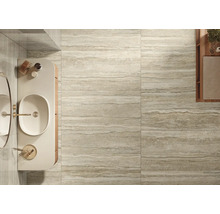 Beige Fliesen im Badezimmer mit Waschbecken und Spiegel