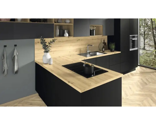 Moderne Küche mit schwarzen Schränken und Holzarbeitsplatten