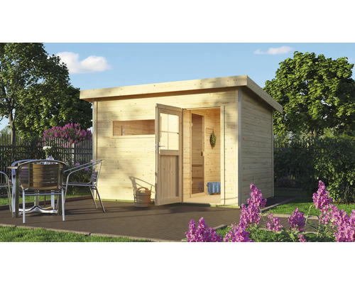 Saunahaus Topas 1 inkl.9kW Bio Ofen u.ext.Steuerung mit Vorraum und bronzierter Ganzglastüre Holzsauna mit geöffneter Tür in einem Garten mit Tisch und Stühlen