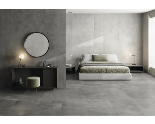 Modernes Schlafzimmer mit Bett, Spiegel, Kommode und grauen Bodenfliesen.