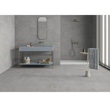 Modernes Badezimmer mit grauen Fliesen, Waschtisch, Spiegel und Handtuchhalter.