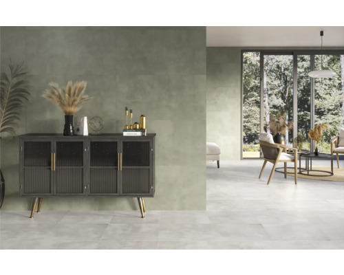 Wohnraum mit Fliesenboden, Kommode und Sitzgelegenheiten