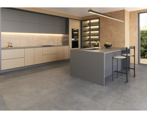 Helle Küche mit Küchenzeile, Kochinsel und Barhockern