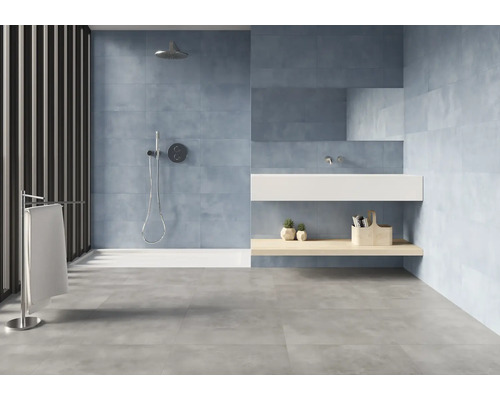 Modernes Badezimmer mit Dusche, Waschtisch und grauen Fliesen.