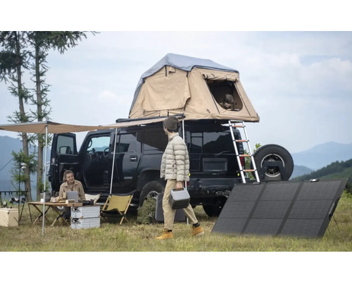 Campingplatz-Szene mit Auto, Dachzelt, Solarpanelen und Personen bei Outdoor-Aktivitäten