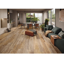 Heller, freundlicher Wohnraum mit Boden in Holzoptik, Esstisch und Sitzecke