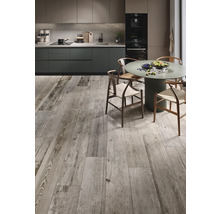 Küche mit Holzbodenfliesen und Esstisch mit Stühlen