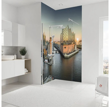 Badezimmer mit Duschkabine und Stadtbild