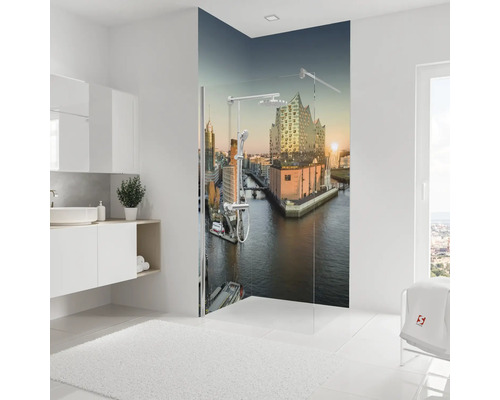 Badezimmer mit Duschkabine und Stadtbild