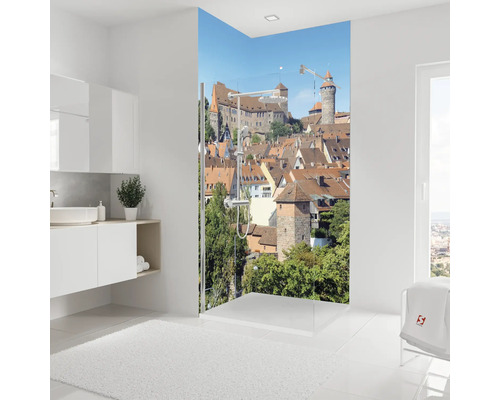 Modernes Badezimmer mit Duschabtrennung mit Stadtansicht