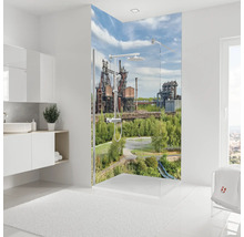 Modernes Badezimmer mit Dusche und Industriekulisse im Hintergrund