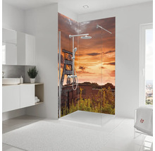 Badezimmer mit Duschkabine und Motiv einer Industrieanlage bei Sonnenuntergang