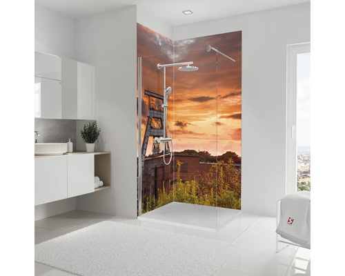 Badezimmer mit Duschkabine und Motiv einer Industrieanlage bei Sonnenuntergang
