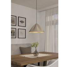 Hängelampe über Holztisch mit Dekoration in einem Esszimmer