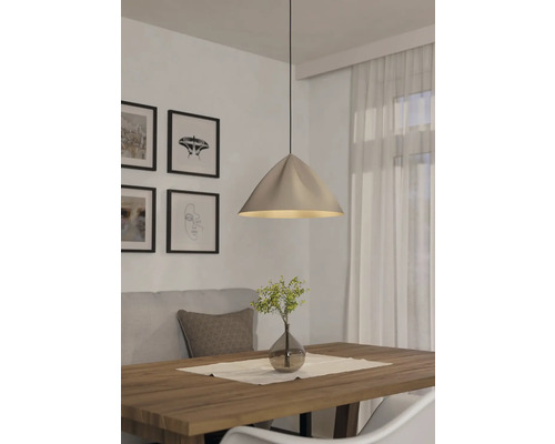 Hängelampe über Holztisch mit Dekoration in einem Esszimmer
