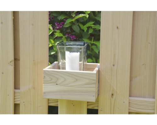 Kerzenhalter aus Holz mit Kerze zur Montage an einem Holzzaun