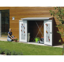 Gartenschrank mit geöffneten Türen, ausgestattet mit Gartengeräten, Rasenmäher und Gießkanne im Garten.