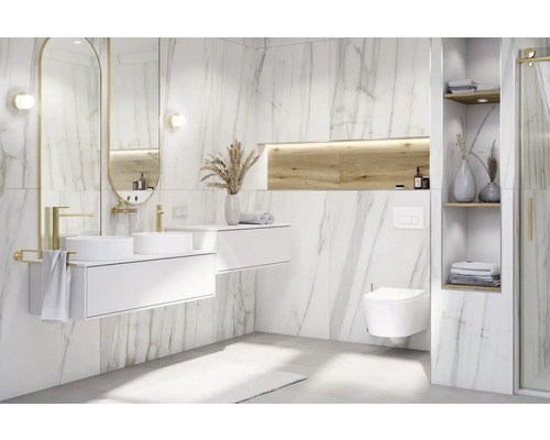 Modernes Badezimmer mit Doppelwaschtisch, Spiegel, Toilette und Regalen