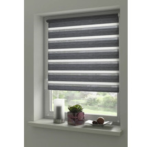 Fenster mit grau gestreiftem Doppelrollo für Sicht- und Sonnenschutz