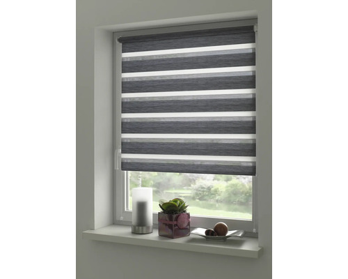 Fenster mit grau gestreiftem Doppelrollo für Sicht- und Sonnenschutz