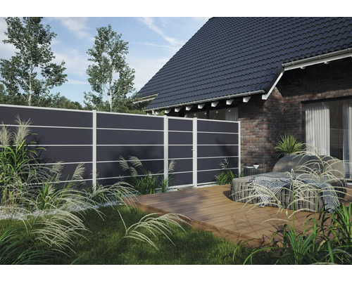 Gartenzaun aus Kunststoff mit Aluminiumrahmen auf einer Holzterrasse