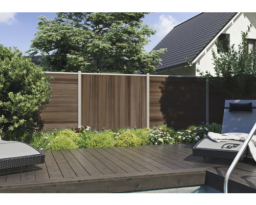 Sichtschutzzaun aus Holz und Metall im Garten