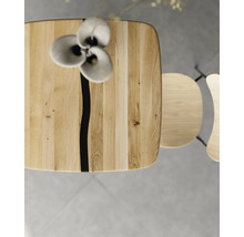 Ansicht von oben auf einen Esstisch aus Holz mit Kunstharz und Stühlen