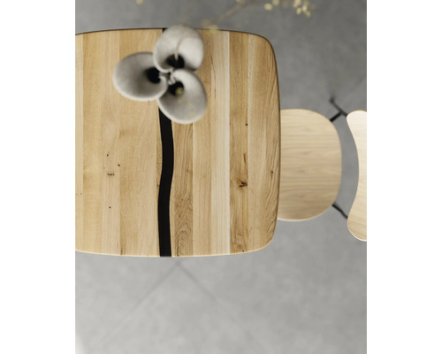 Ansicht von oben auf einen Esstisch aus Holz mit Kunstharz und Stühlen