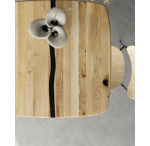 Holztischplatte mit schwarzer Harzeinlage und Tischdekoration