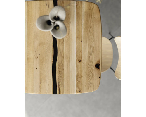 Holztischplatte mit schwarzer Harzeinlage und Tischdekoration