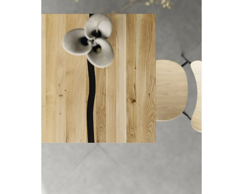 Tisch und Stuhl aus Holz
