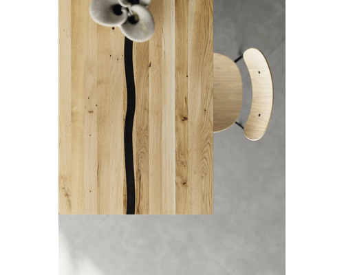 Tischplatte aus Holz mit Stuhl
