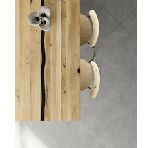 Holztisch mit zwei Stühlen von oben