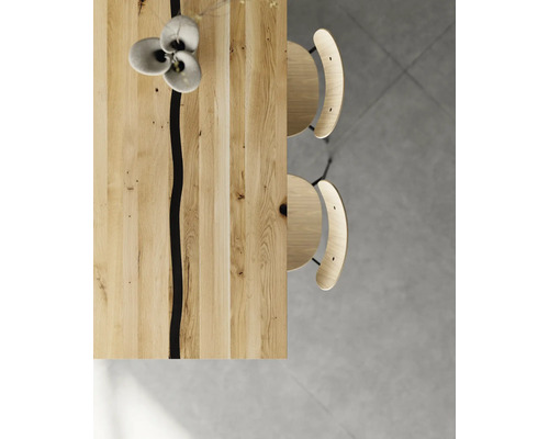 Holztisch mit zwei Stühlen von oben