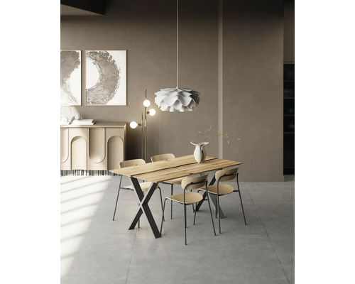 Esszimmer mit Holztisch, Stühlen und Pendelleuchte