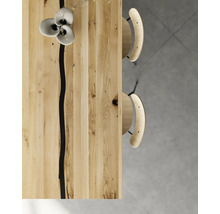 Ansicht von oben auf einen Holztisch mit zwei Stühlen.