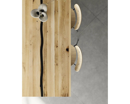 Ansicht von oben auf einen Holztisch mit zwei Stühlen.