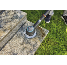 Gardena Bürste reinigt eine Steintreppe im Außenbereich