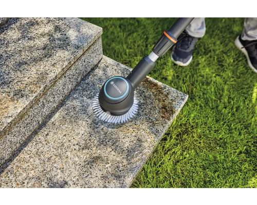 Gardena Bürste reinigt eine Steintreppe im Außenbereich