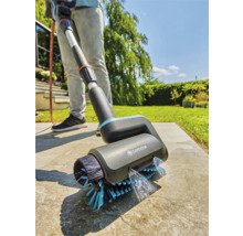 Gardena Flächenreiniger mit Bürste im Einsatz auf einer Terrasse