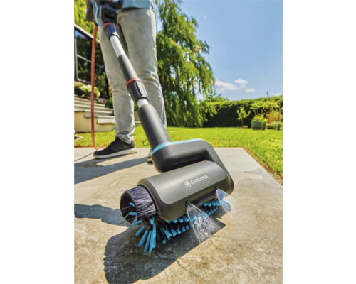 Gardena Flächenreiniger mit Bürste im Einsatz auf einer Terrasse